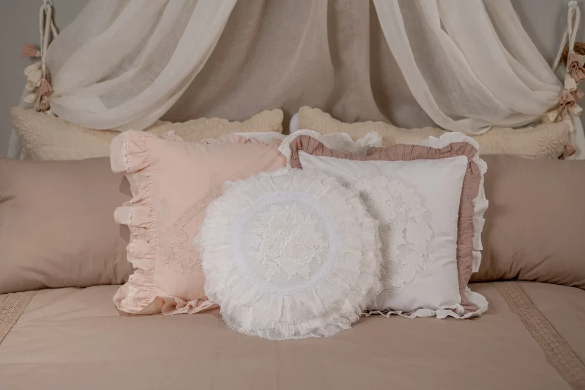 Подушка декоративная с вышивкой и оборкой PROVENZIALE A31371 — изображение 2