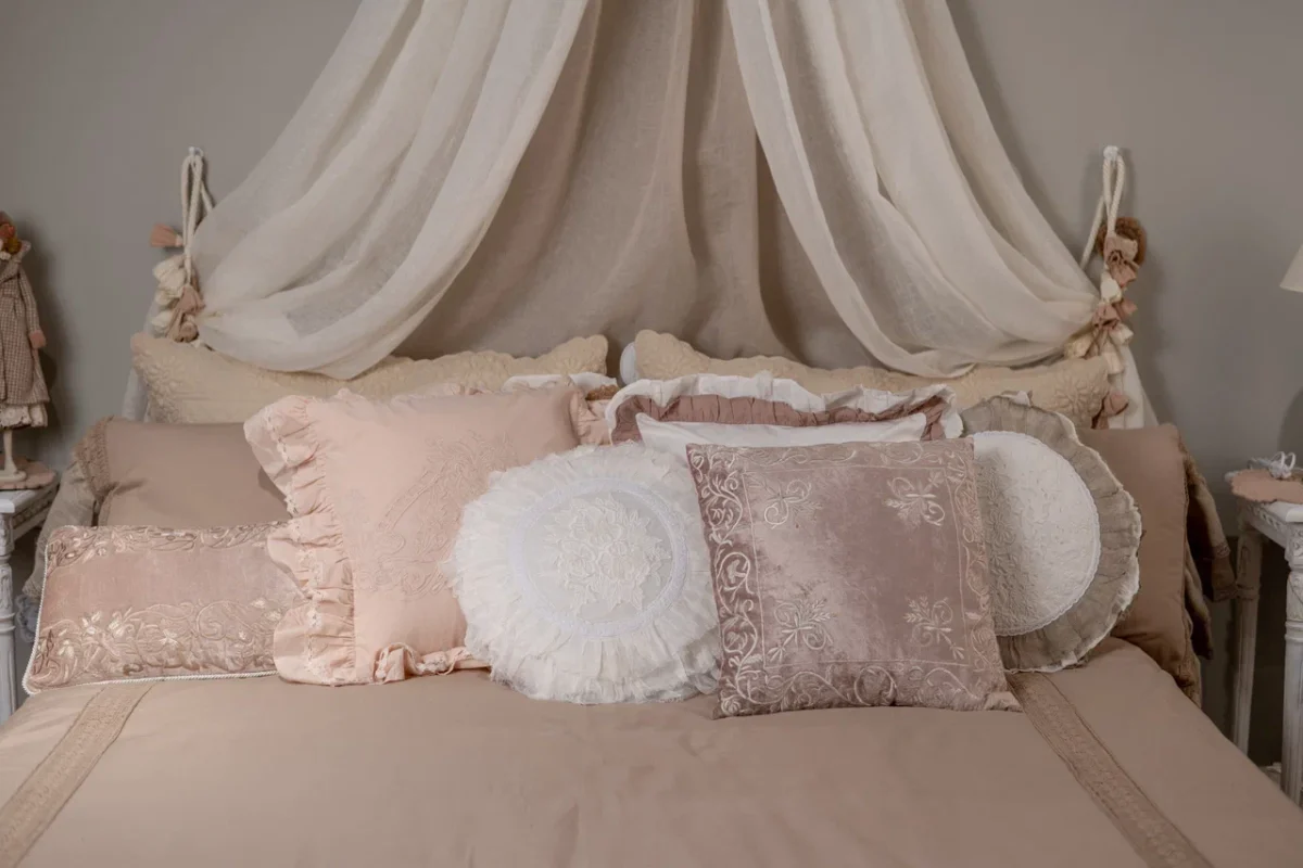 Подушка декоративная с вышивкой и оборкой PROVENZIALE A31371 — изображение 4