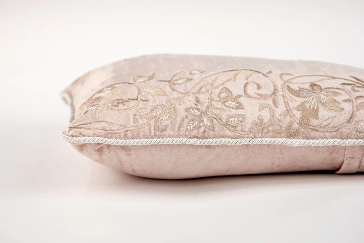 Подушка декоративная с вышивкой GRAN PARADISO A30983 — изображение 2