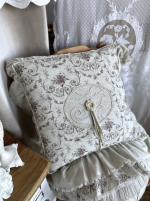 Подушка декоративная с вышивкой DENTELLE A36908 — изображение 3