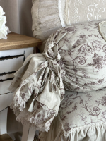 Подушка декоративная с вышивкой DENTELLE A36911 — изображение 3