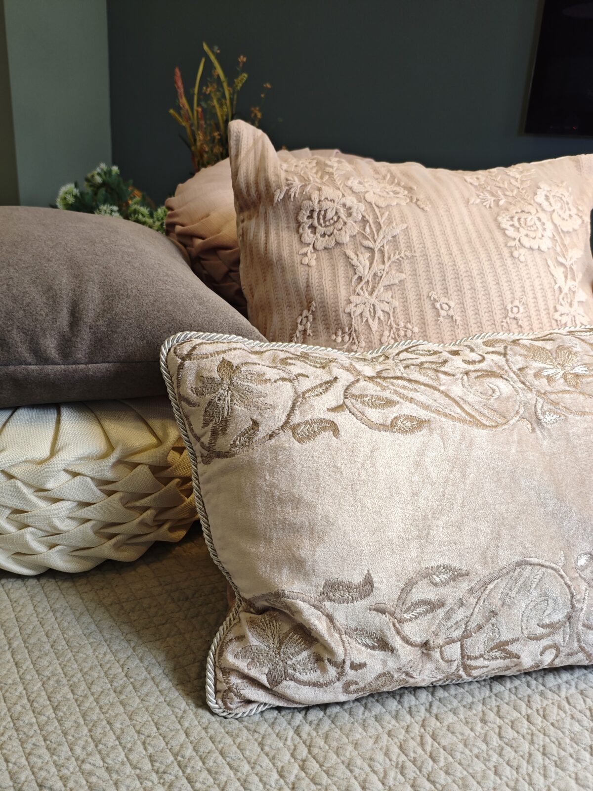 Подушка декоративная с вышивкой GRAN PARADISO A30983 — изображение 8